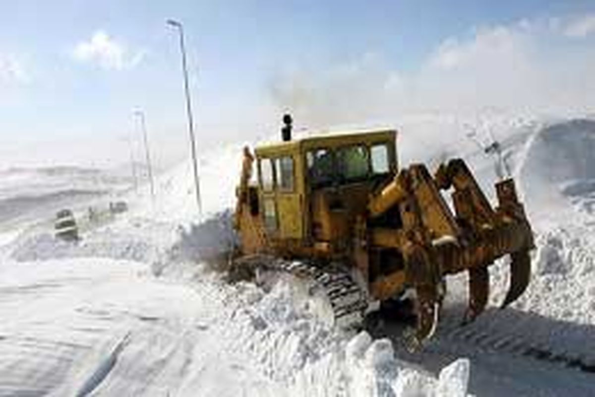 برف راه ارتباطی ۶۰ روستا را قطع کرد