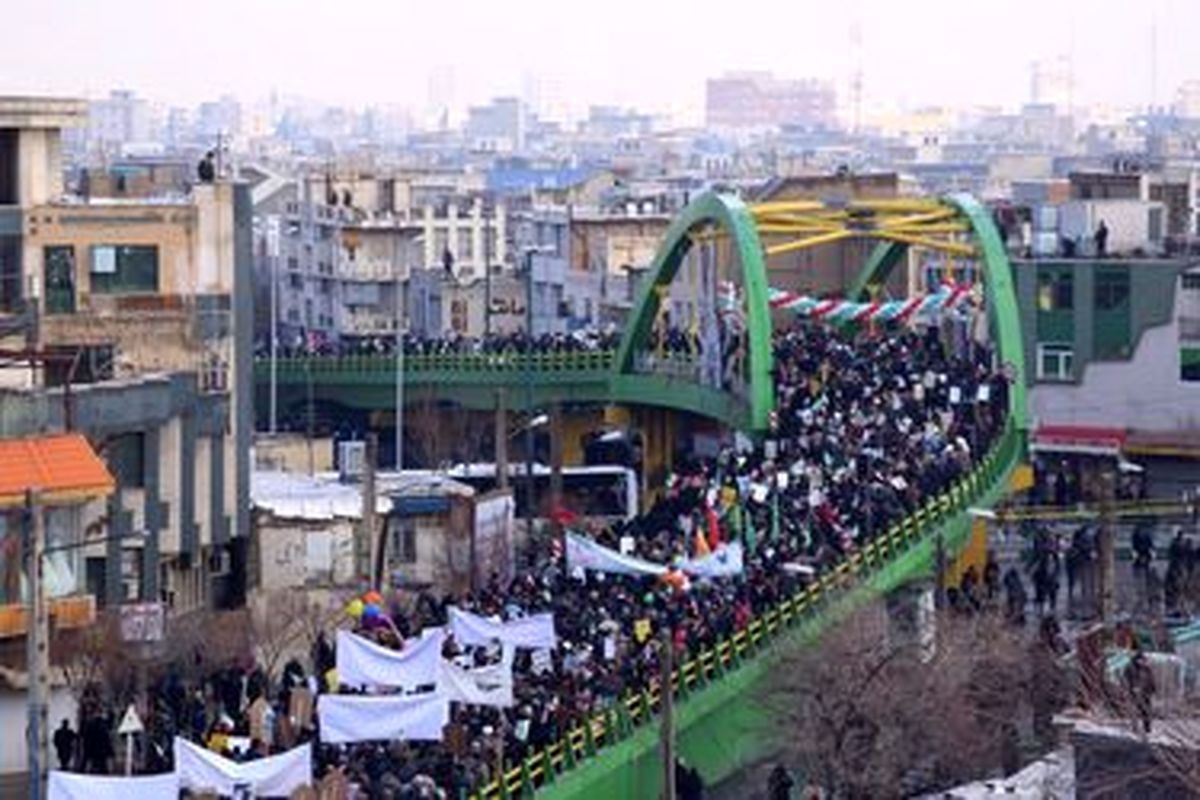 نماینده ولی فقیه و استاندار مرکزی با صدور پیامی از حضور  مردم در راهپیمایی ۲۲ بهمن تقدیر کردند