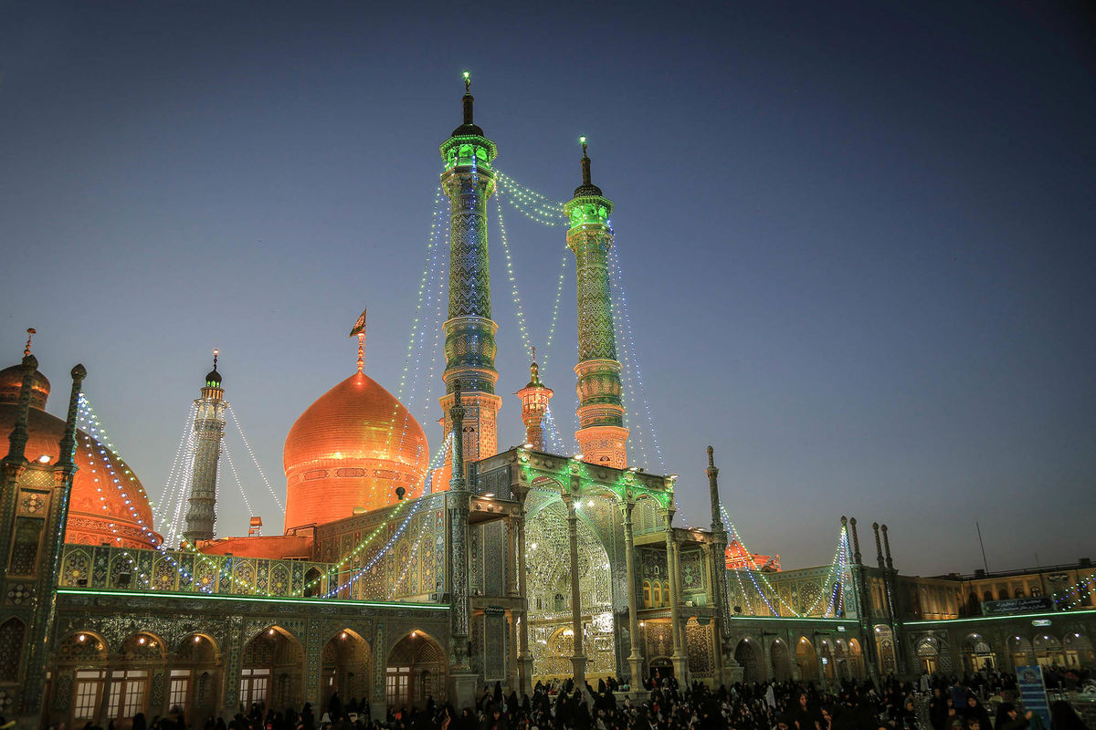 تشرف بیش از ۳۰ نفر به دین اسلام در حرم حضرت معصومه(س)