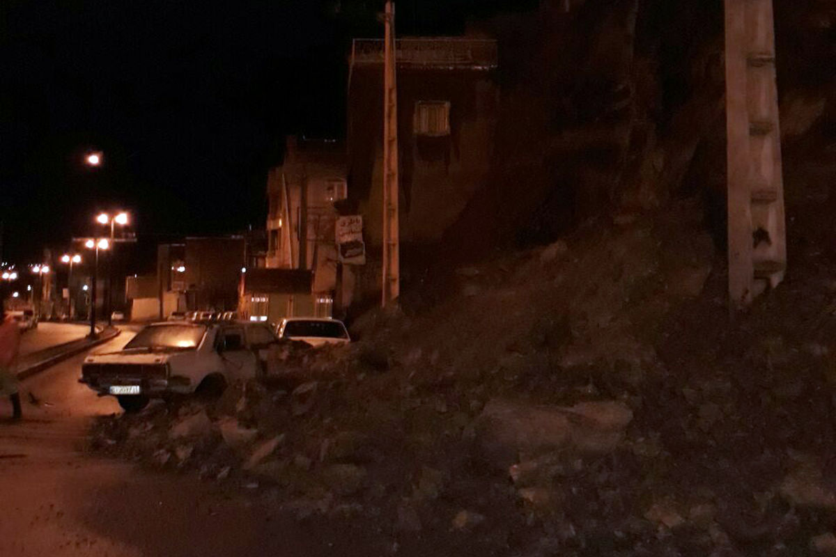 ترانشه بلوار ۲۴ متری کانی کوزله شهر سنندج شب گذشته ریزش کرد