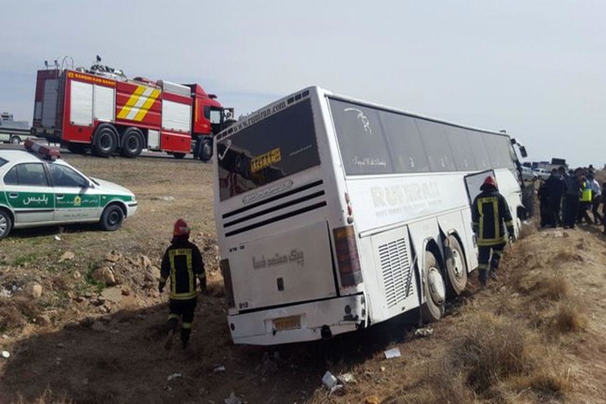 جزئیات واژگونی اتوبوس ولوو در اتوبان تهران - قم اعلام شد/ خستگی راننده عامل وقوع حادثه