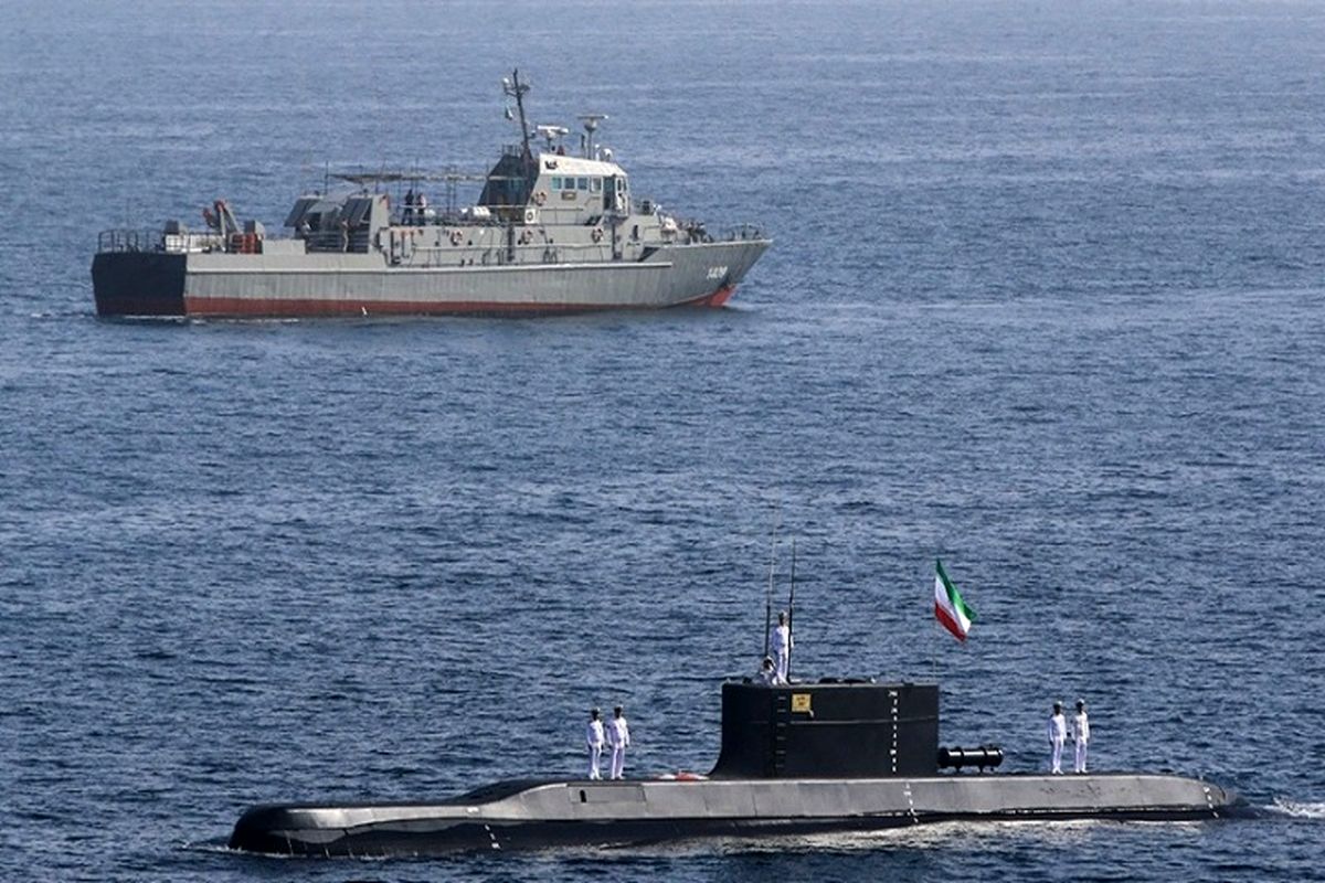 لنج ایرانی توسط نیروی دریایی ارتش امدادرسانی شد