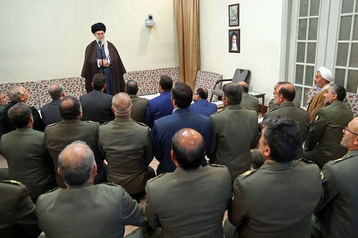 جوانان عزیز همه ظرفیت‌های خود را برای پیشبرد ارتش بکار اندازند/تجلیل فرمانده معظم کل قوا از مواضع وحدت‌آفرین فرمانده ارتش