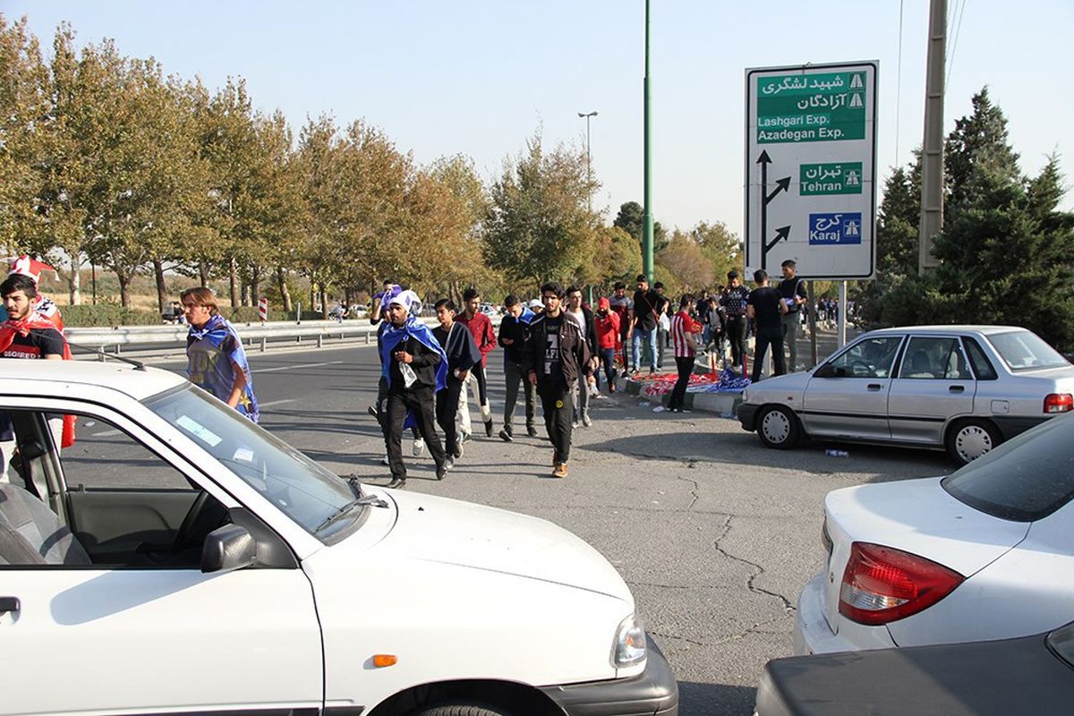 ترافیک سنگین در مسیرهای منتهی به ورزشگاه آزادی + عکس