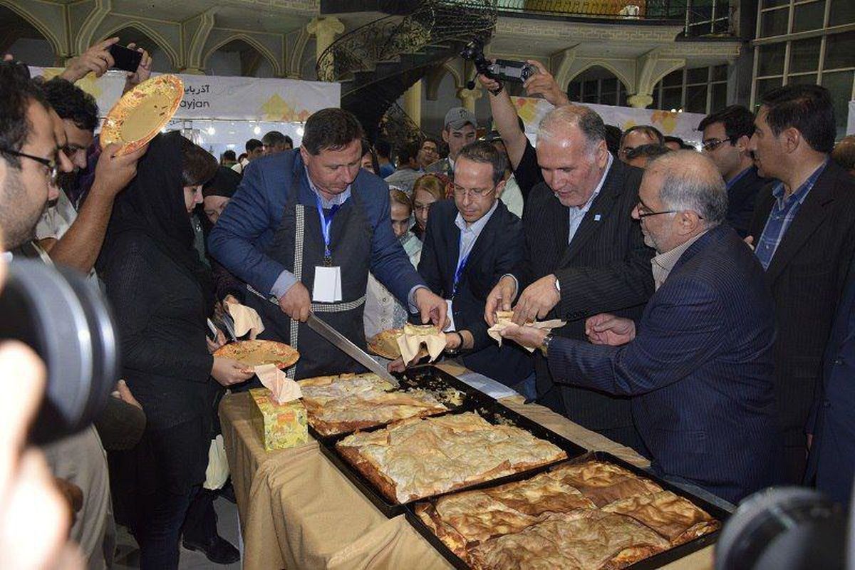 سرو غذای سنتی بلغارستان در چهارمین جشنواره غذای اکو توسط سفیر این کشور