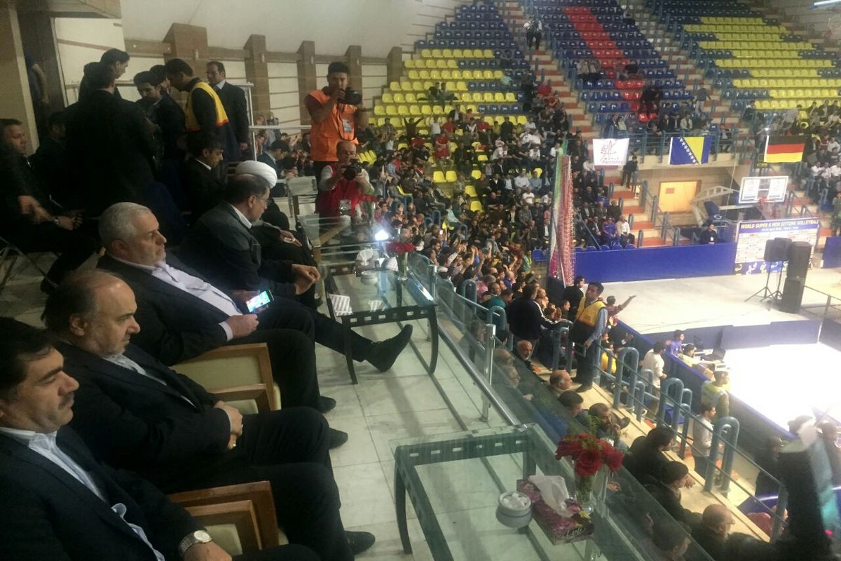 وزیر ورزش و جوانان تماشاگر ویژه فینال مسابقات والیبال نشسته