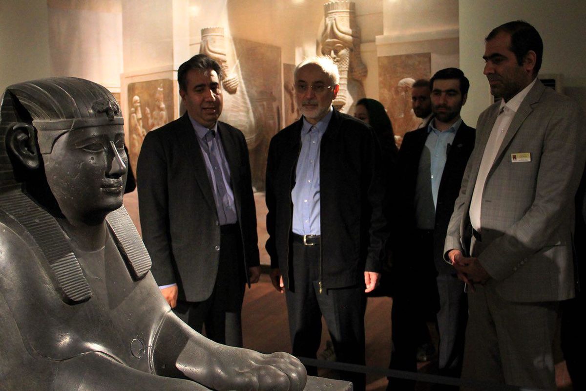 رئیس سازمان انرژی اتمی از نمایشگاه لوور در تهران بازدید کرد