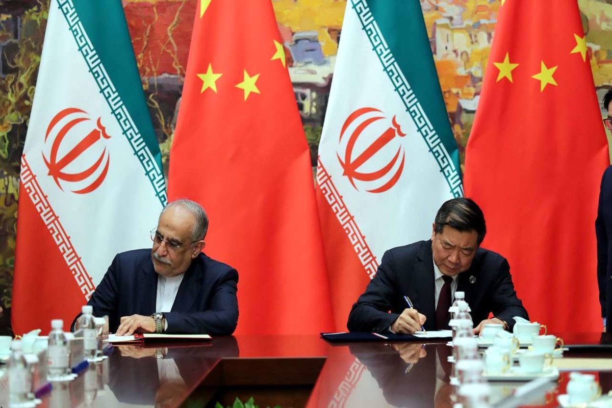امضای دو سند همکاری اقتصادی با چین توسط وزیر اقتصاد
