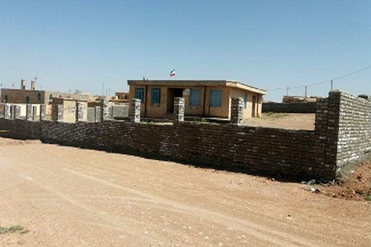عملیات دیوارکشی محوطه مدرسه شهید مفتح عموکندی پس از ۳۵ سال احداث شد