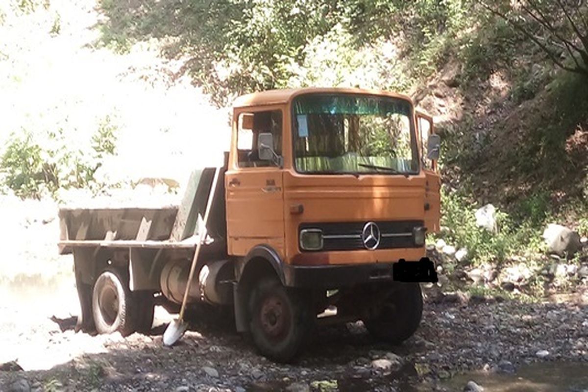 توقیف یک دستگاه کامیون خاور  غیر مجاز در رضوانشهر