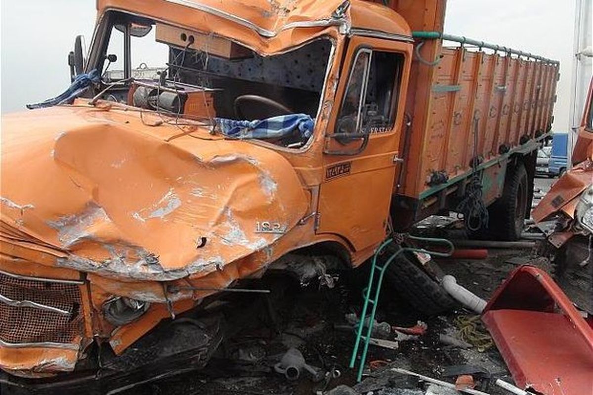 برخورد مرگبار یک اتوبوس و ۲ کامیون