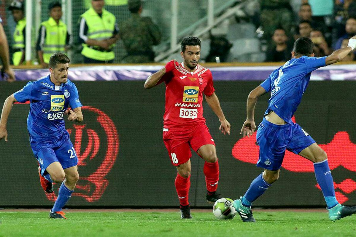 ستاره سرخپوشان قرار دادش را با  پرسپولیس تمدید کرد