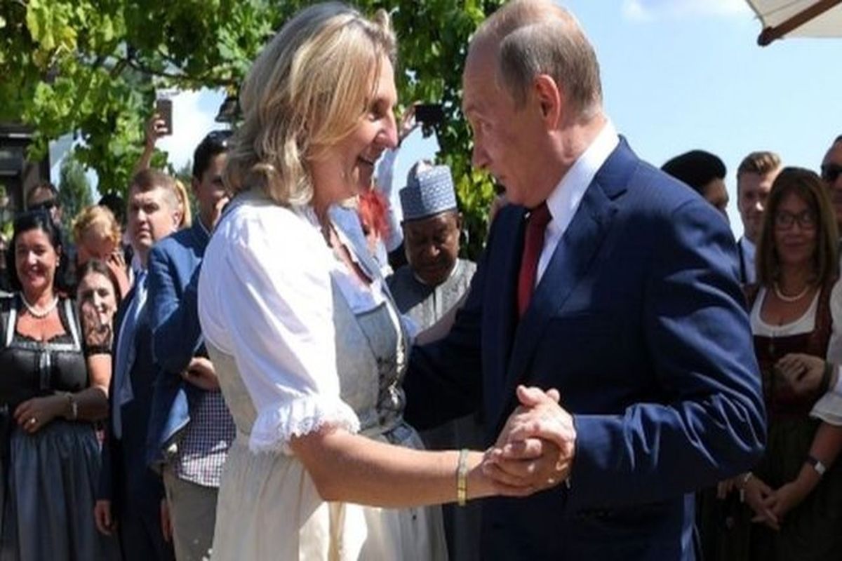 رقص و آواز پوتین در مراسم ازدواج وزیر خارجه اتریش/ ببینید