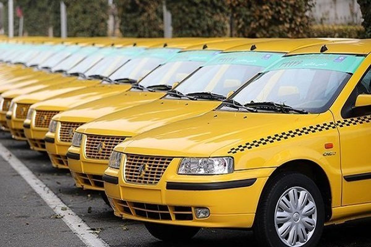 نصب برچسب‌های نرخ جدید کرایه تاکسی در کرمان
