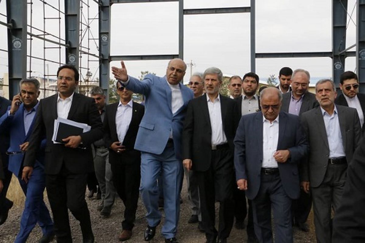 وزیر دفاع از چند واحد تولیدی و صنعتی در زنجان بازدید کرد