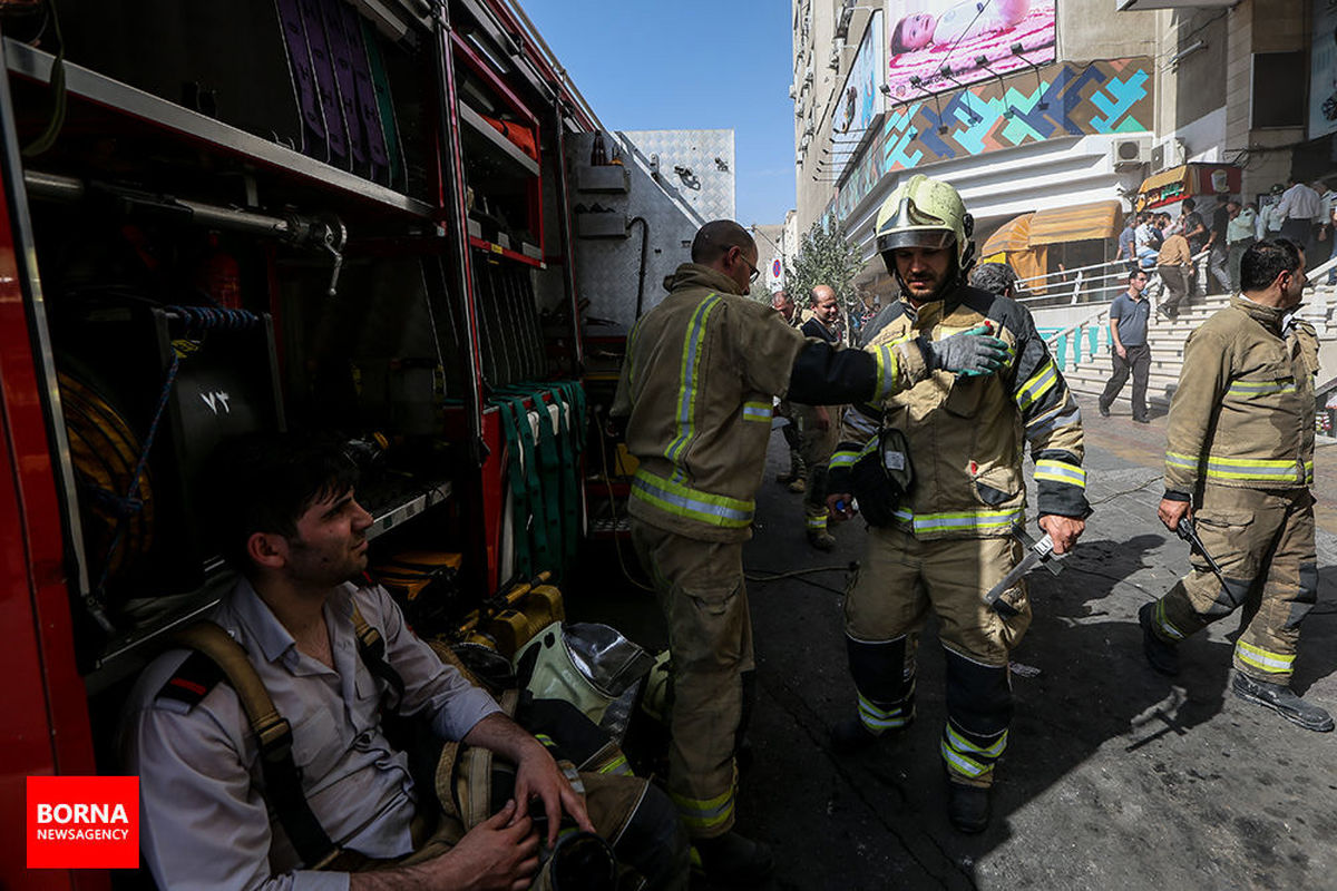 آتش سوزی در برج بهار یک کشته برجای گذاشت / ۱۰۰ نفر از میان دود و آتش بیرون کشیده شدند