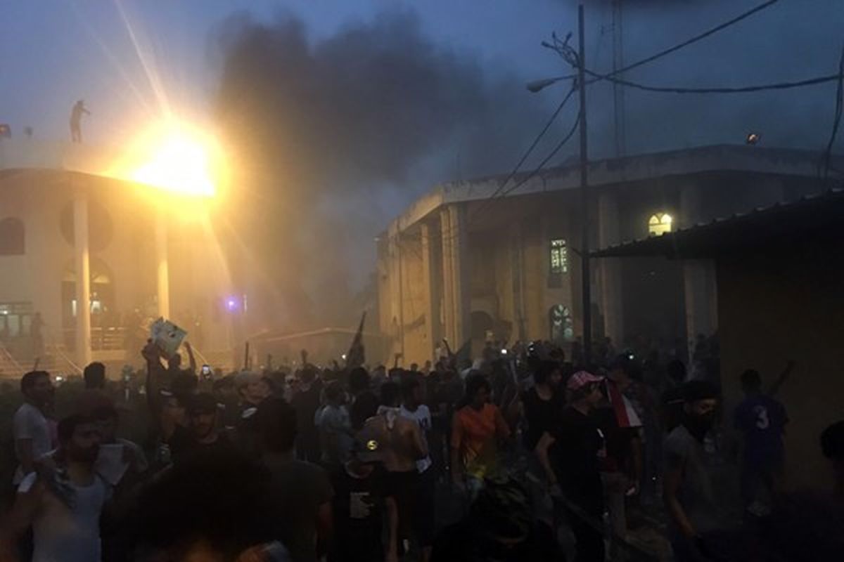 ساختمان کنسول‌گری ایران در بصره به آتش کشیده شد