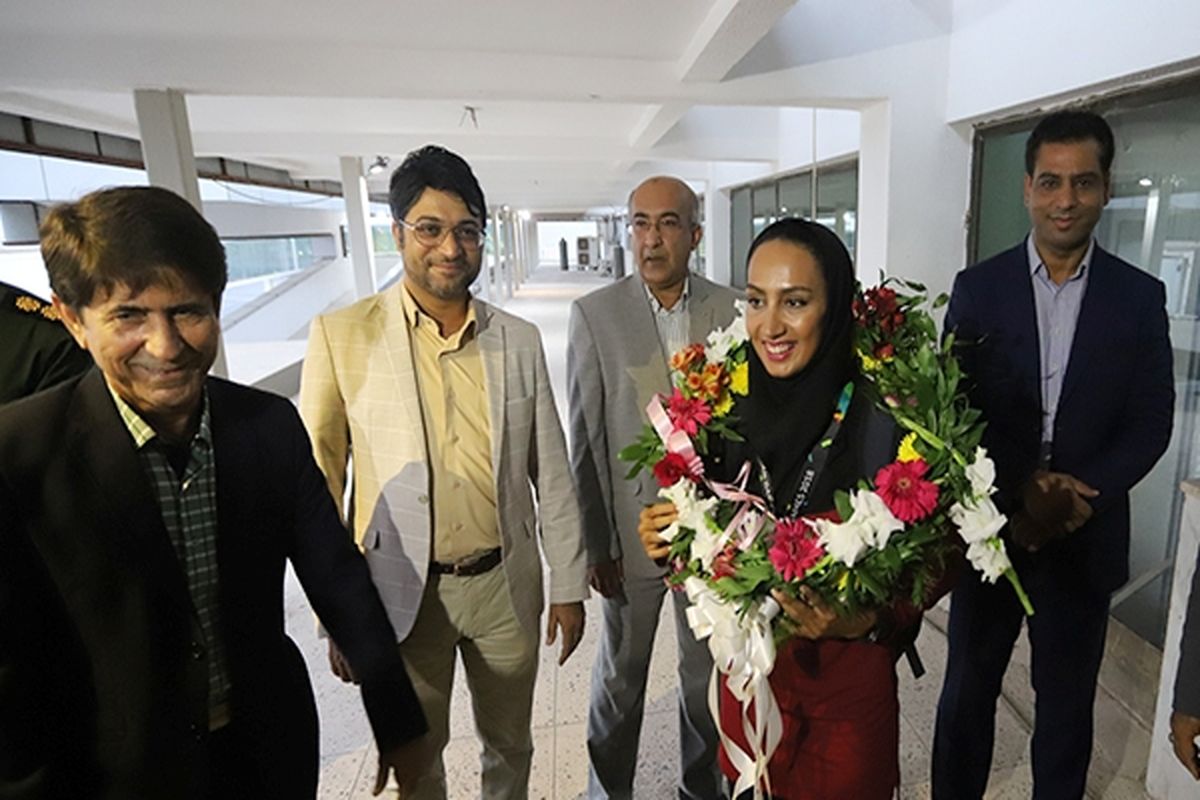 استقبال رئیس و اعضای شورای اسلامی شهر بندرعباس از هدیه کاظمی نایب قهرمان بازی های آسیایی