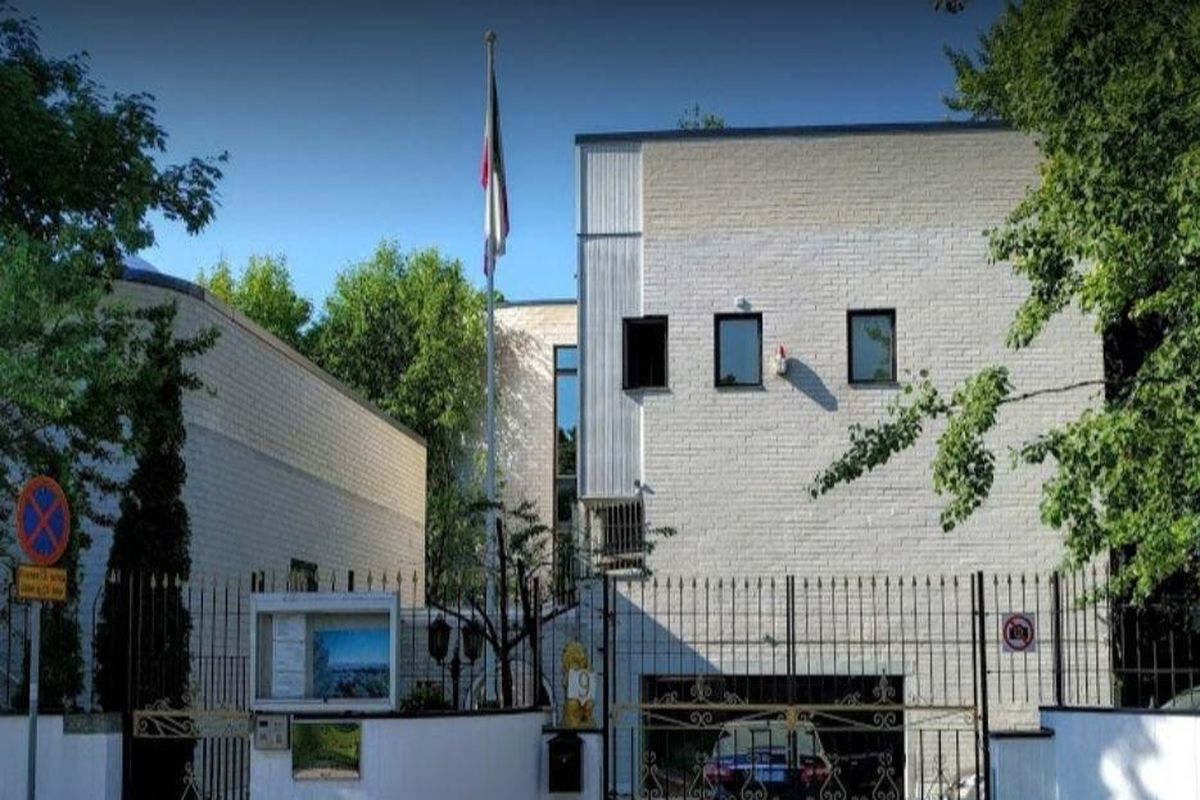 تعرض به سفارت ایران در فنلاند/ آشوبگران پرچم ایران را آتش زدند!