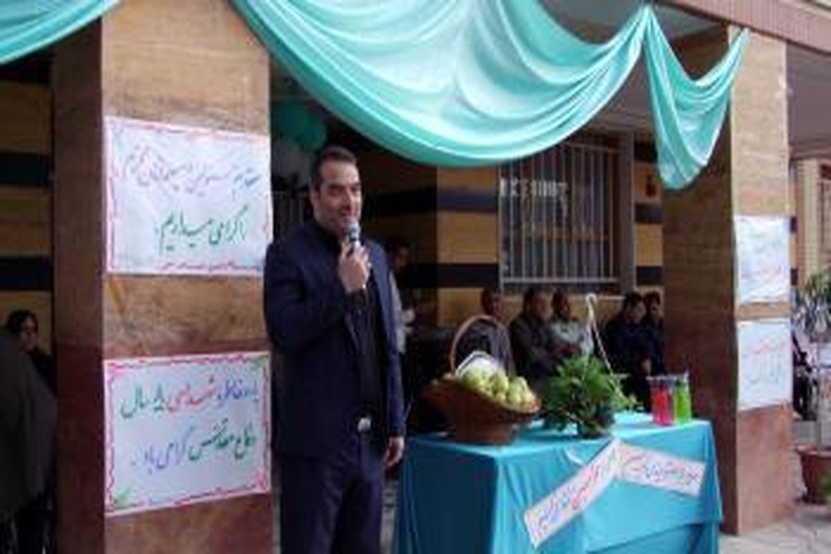 نواختن زنگ مهر با رنگ و بوی عاشورایی در روستای قمصر