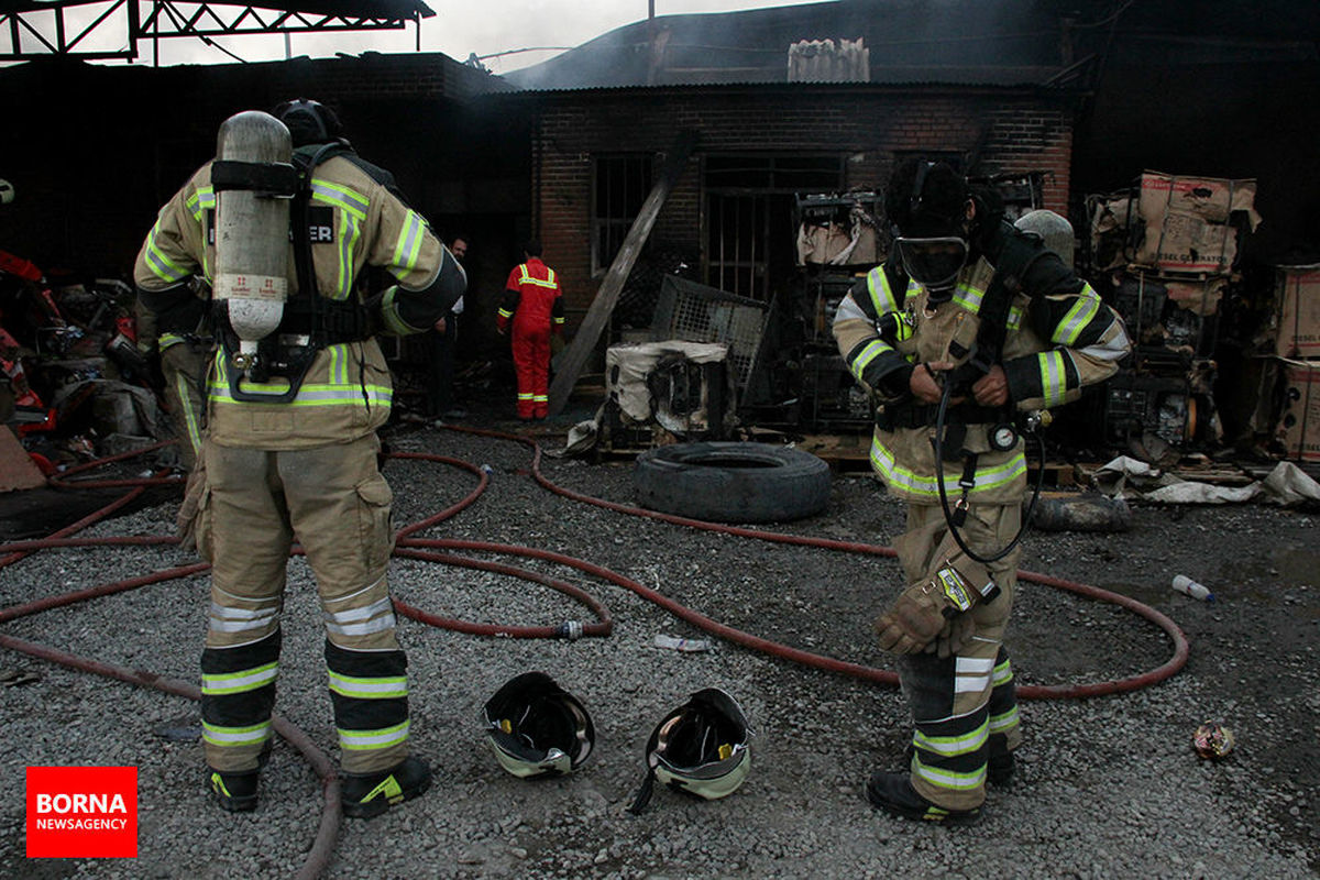 آتش سوزی گسترده در کارگاه صنعتی/ حریق تحت کنترل/ عملیات اطفاء ادامه دارد