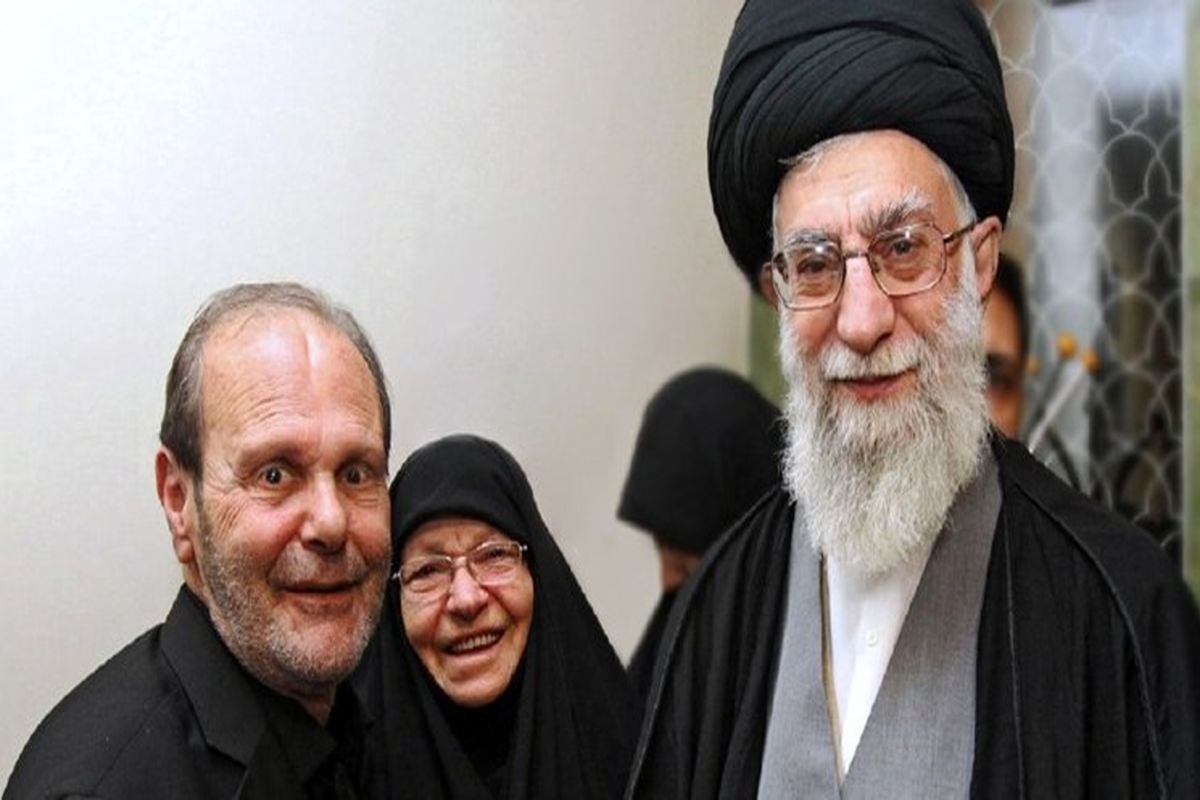 حضور نماینده دفتر حفظ و نشر آثار رهبر انقلاب در منزل «مادر حزب الله»
