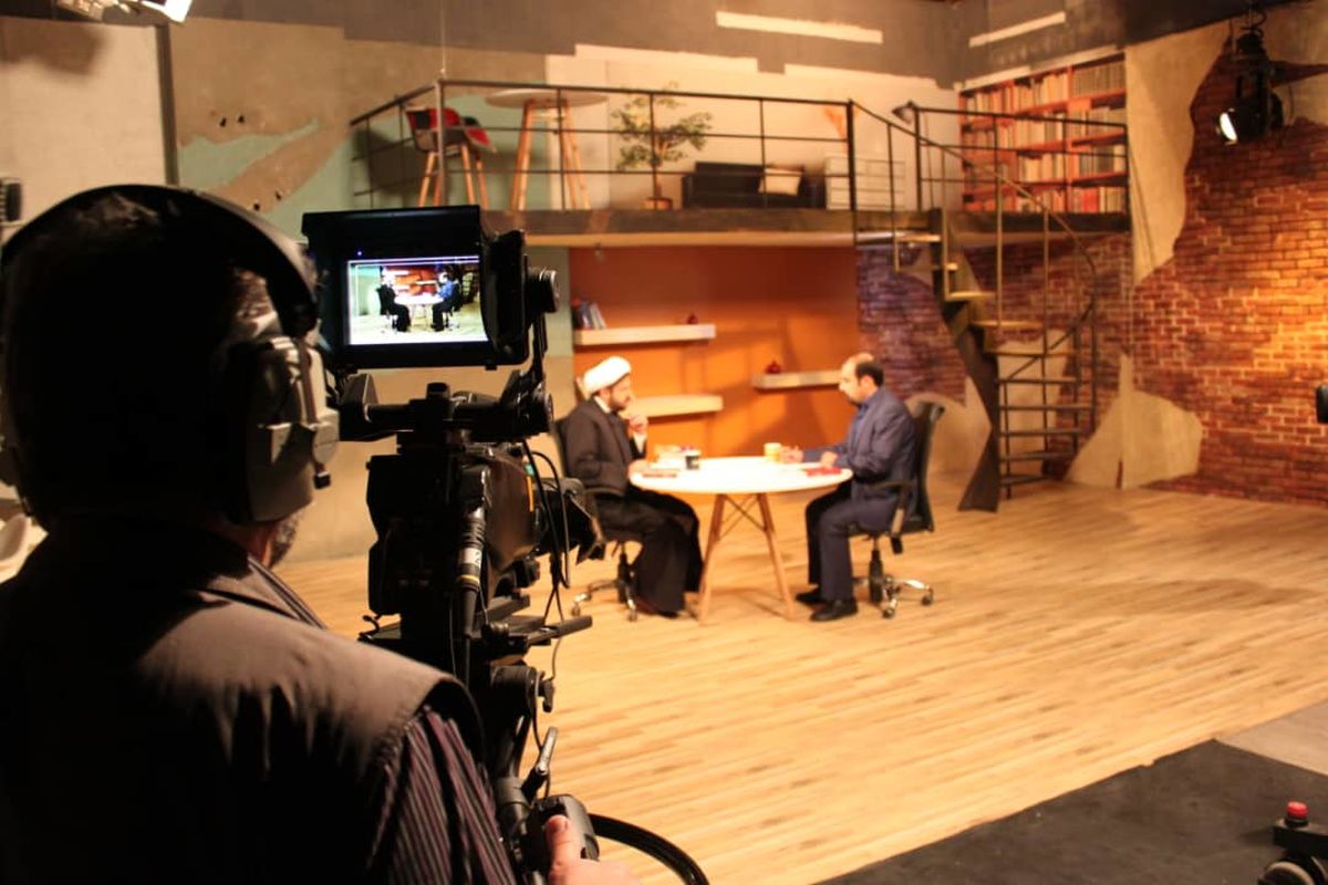 اسیر کلان روایت های ضد ملی و ضد هویتی و ضد دینی خودمان می شویم