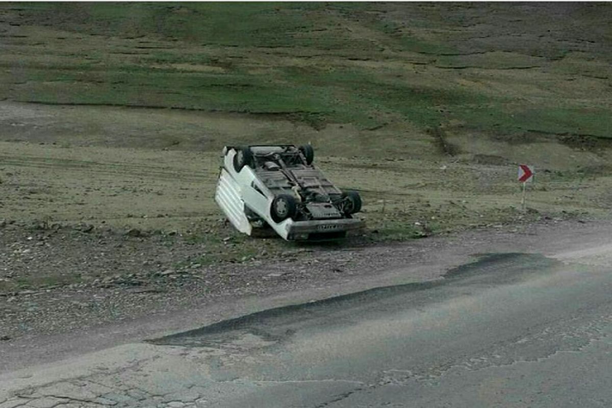 وزش باد شدید در گیلان موجب واژگونی چندین خودرو شد