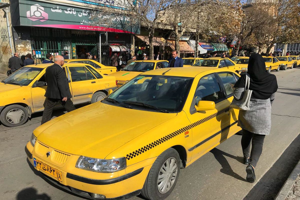 اعتراض تاکسیرانان همدانی به فعالیت تاکسی‌های اینترنتی