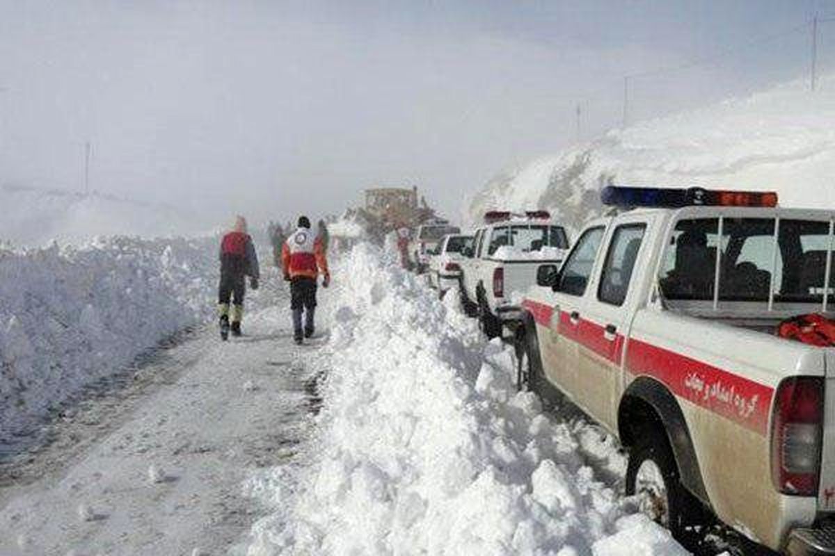 امدادرسانی به ۱۰۰ خودرو گرفتار در برف در جاده‌های کرمانشاه