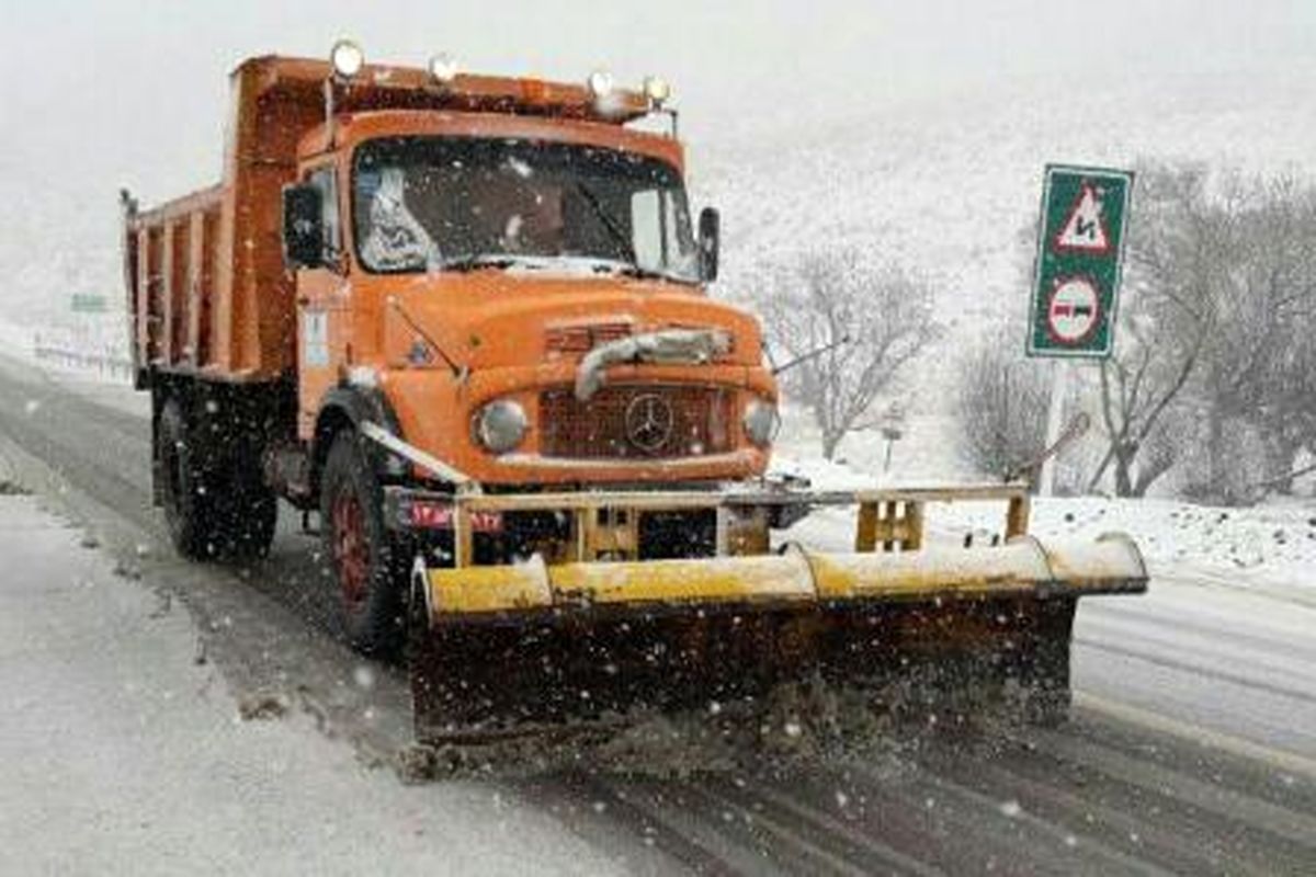 برف روبی ۱۲۰۰ کیلومتر باند از جاده های استان مرکزی