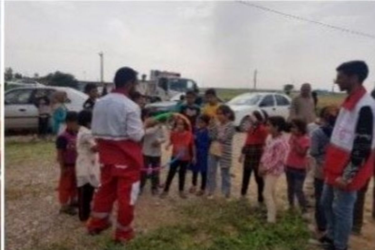 اقدام اداره کل ورزش و جوانان خوزستان به تهیه وسایل بازی برای کودکان درگیر سیلاب بخش شعیبیه