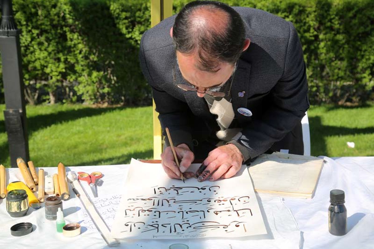 برگزاری ورکشاپ خوشنویسی و نگارگری در باغ لاله های کرج