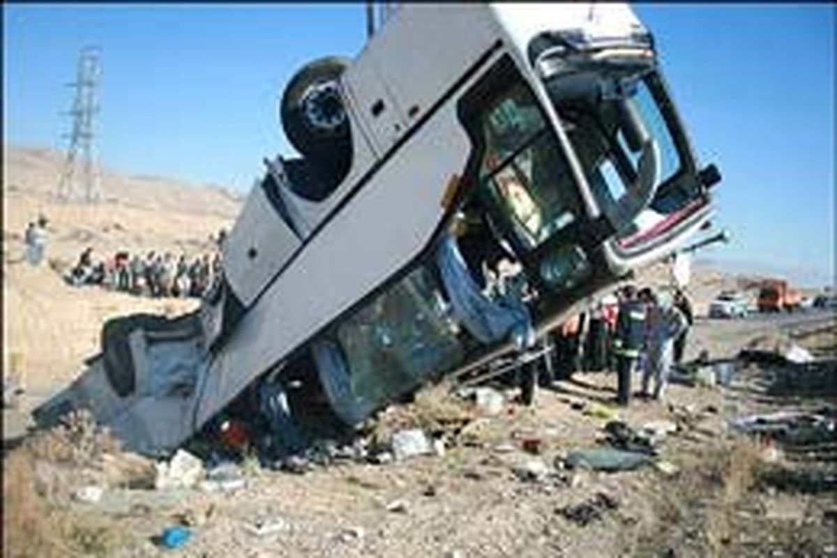 سه کشته دربرخورد کامیونت با نیسان/ پنج کشته درحوادث واژگونی اتوبوس