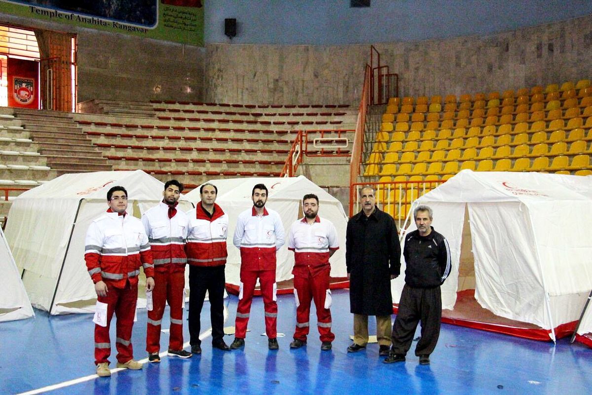 آماده سازی و استقرار چادرهای امدادی هلال احمر در سالن های ورزشی کرمانشاه