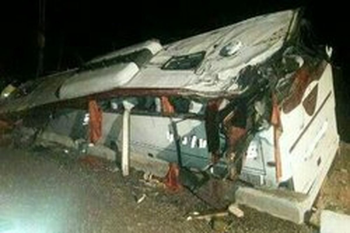 در واژگونی اتوبوس در آزاد راه زنجان به تبریز تا کنون ۹ نفر جان باختند و ۱۱ نفر مصدوم شدند
