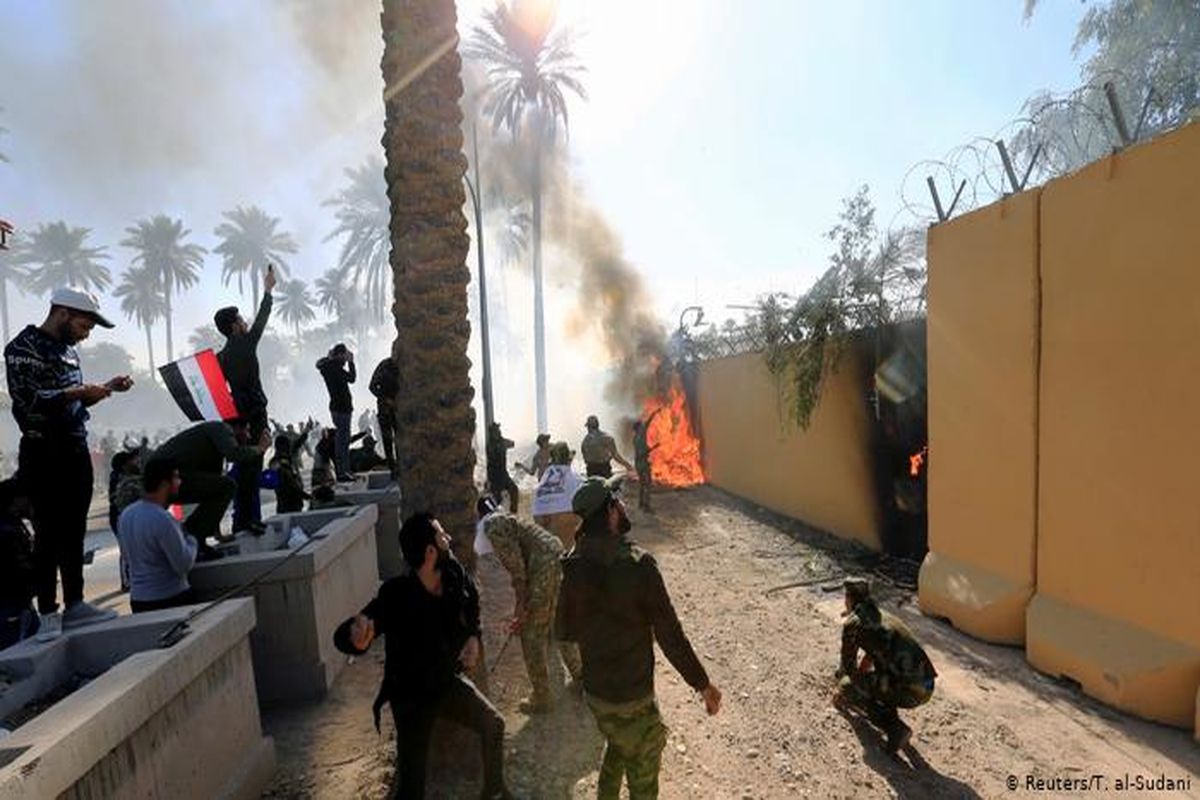 حمله محافظان سفارت آمریکا به معترضان عراقی