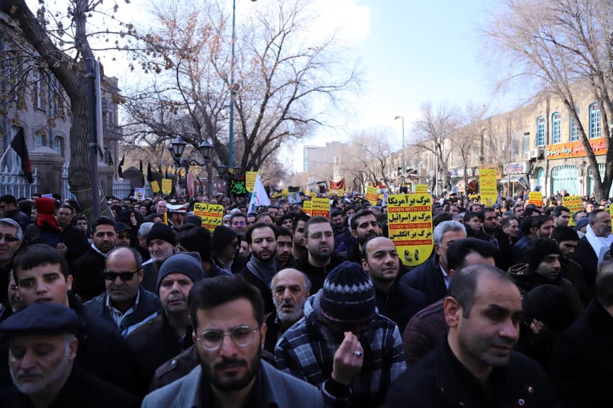 راهپیمایی گسترده نمازگزاران تبریزی در محکومیت جنایت آمریکا و شهادت سردار سلیمانی