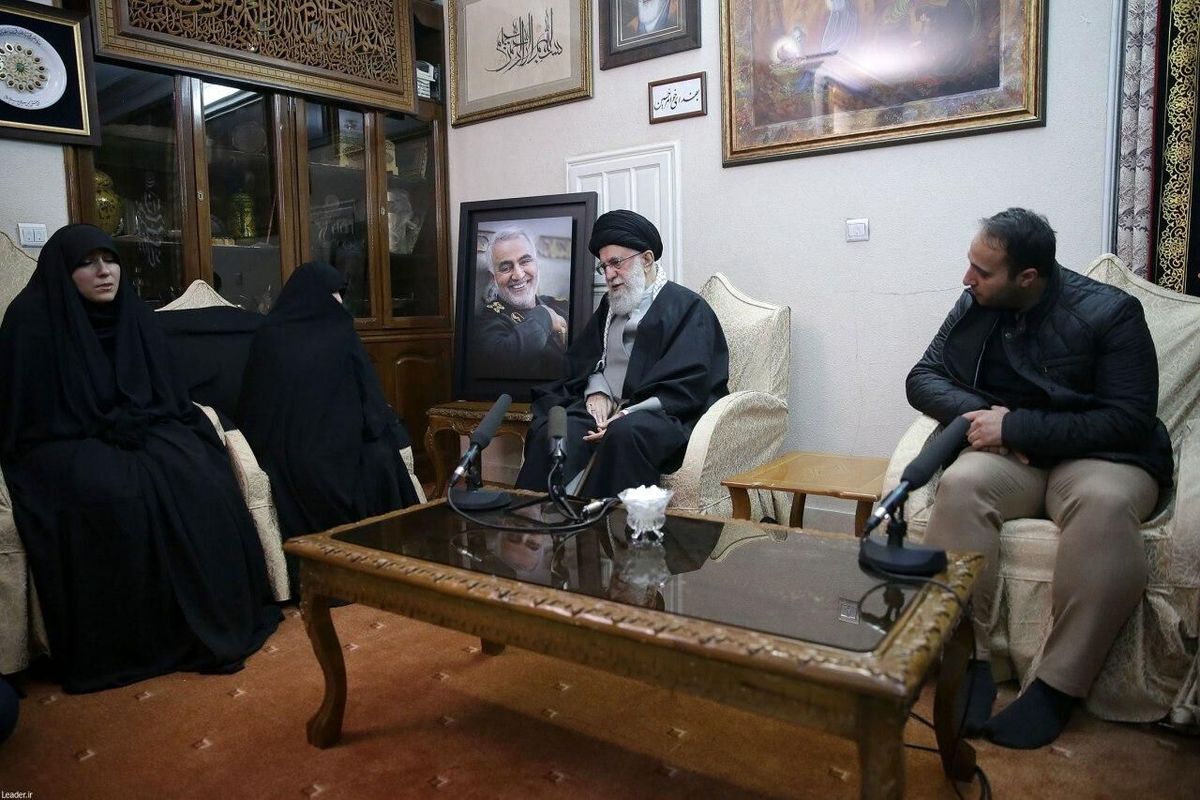 رهبر انقلاب در منزل شهید سلیمانی حضور یافتند