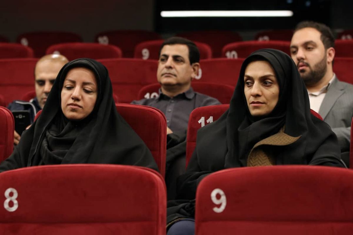کارشناسان وزارت کشور و معاونت پیشگیری از وقوع جرم به تماشای مستند سینمایی «خط باریک قرمز» نشستند