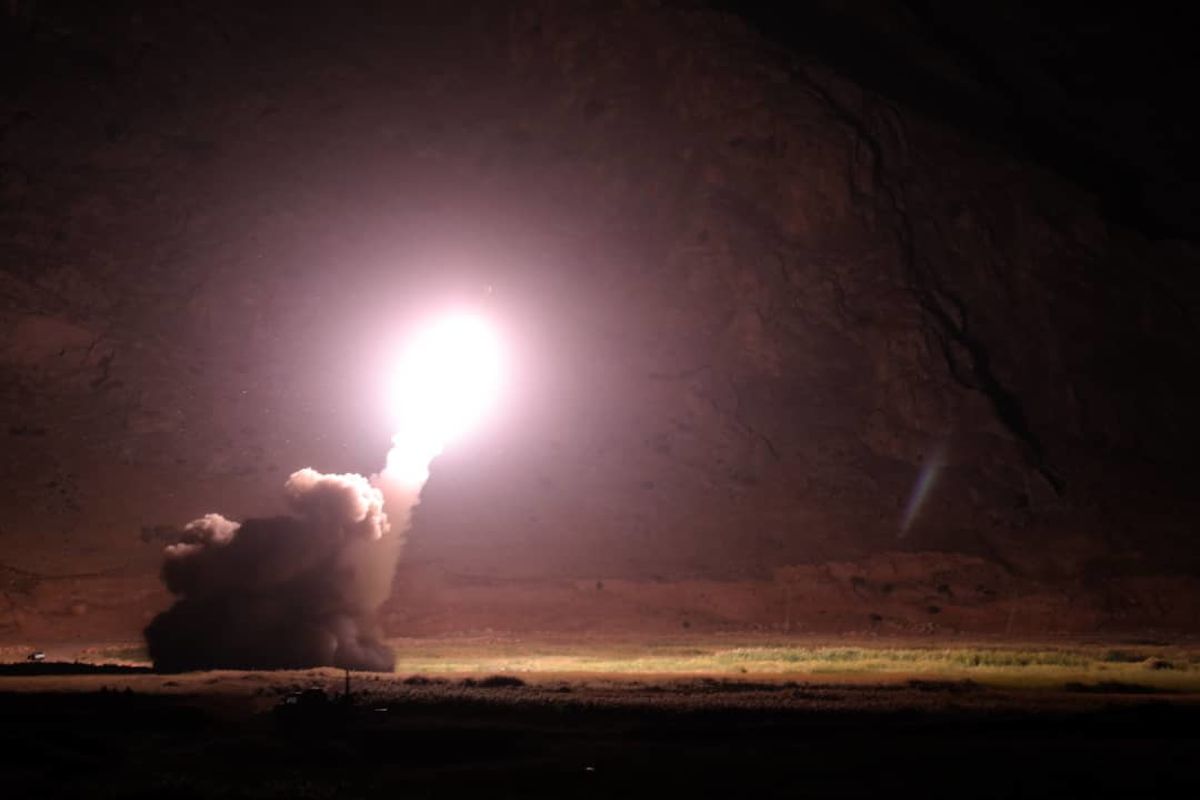 نخستین فیلم از شلیک موشک‌های سپاه به عین‌الاسد