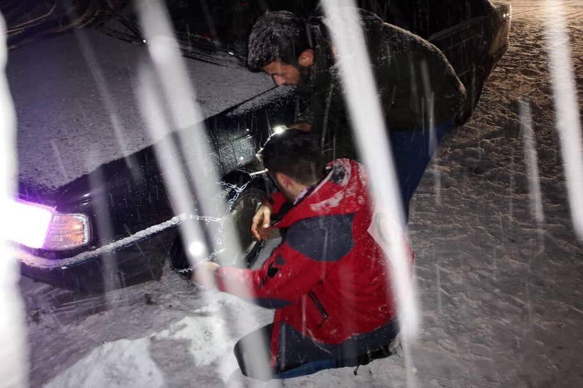 برف و کولاک شدید در برخی استان‌ها /انتقال یک زن باردار و رهاسازی ۴۰۰ خودرو