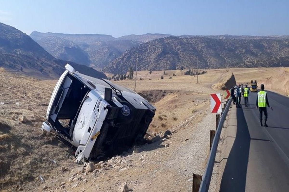 واژگونی اتوبوس مسافربری اصفهان-رامسر/۲ مسافر و راننده در دم جان باختند