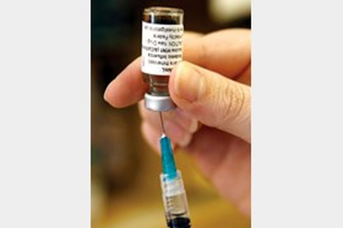 ایمن سازی کارکنان ونجات گران هلال احمر با تزریق واکسن هپاتیت B