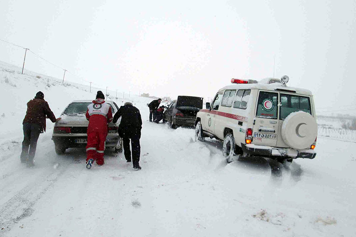 امدادرسانی هلال‌احمر به ۱۵۷ مسافر  گرفتار کولاک در آذربایجان غربی