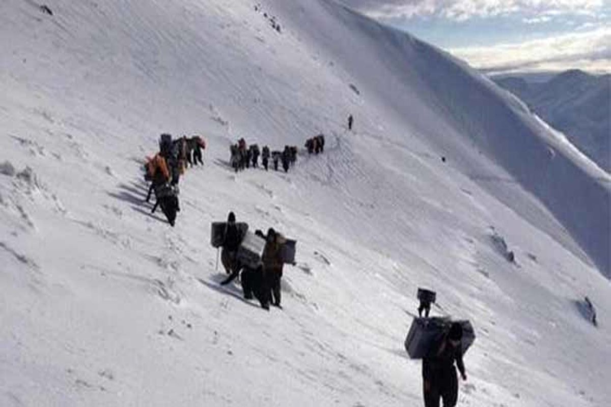 بیش از ۲۰ کولبر در منطقه سرشیو سقز در برف و کولاک گرفتار شدند