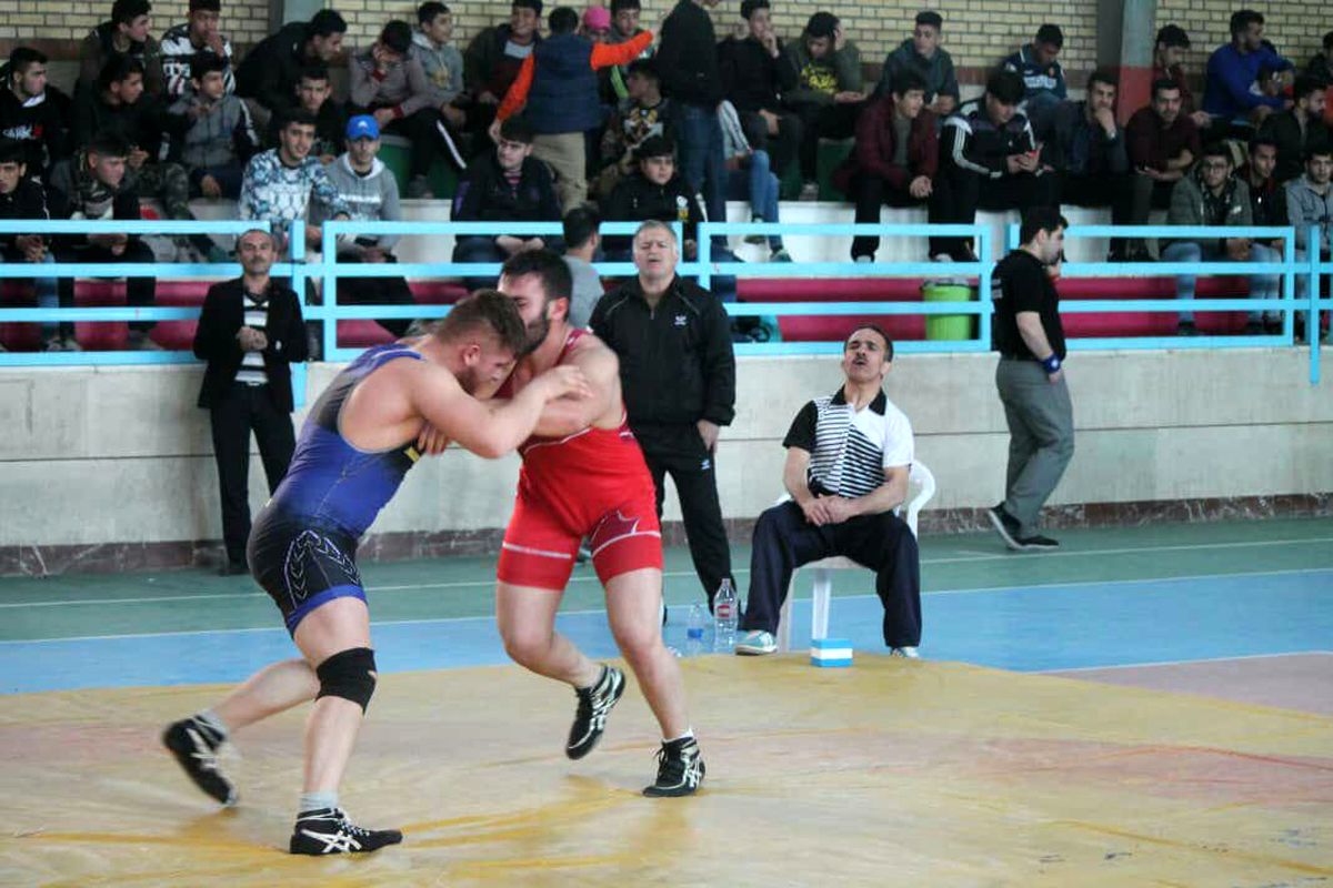 رقابت های کشتی جام فجر در اقبالیه برگزار شد