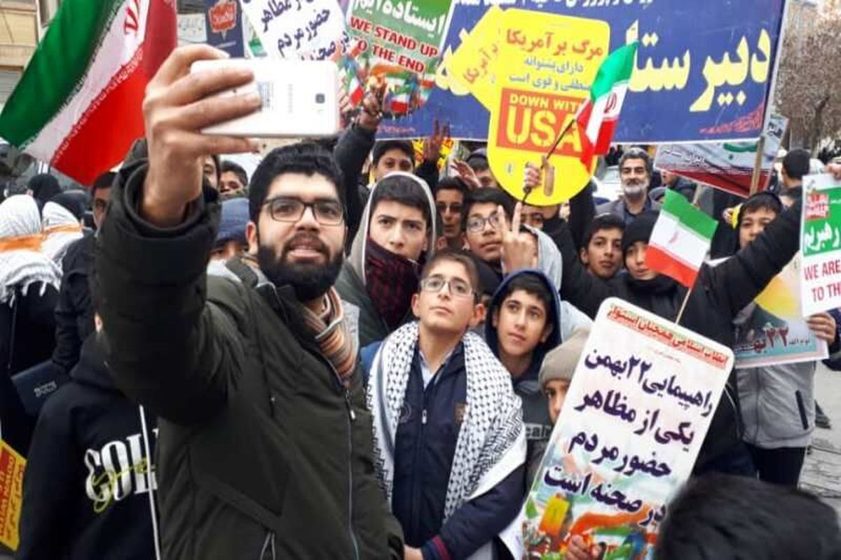 همراهی جوانان مشهدی  در راهپیمایی ۲۲ بهمن