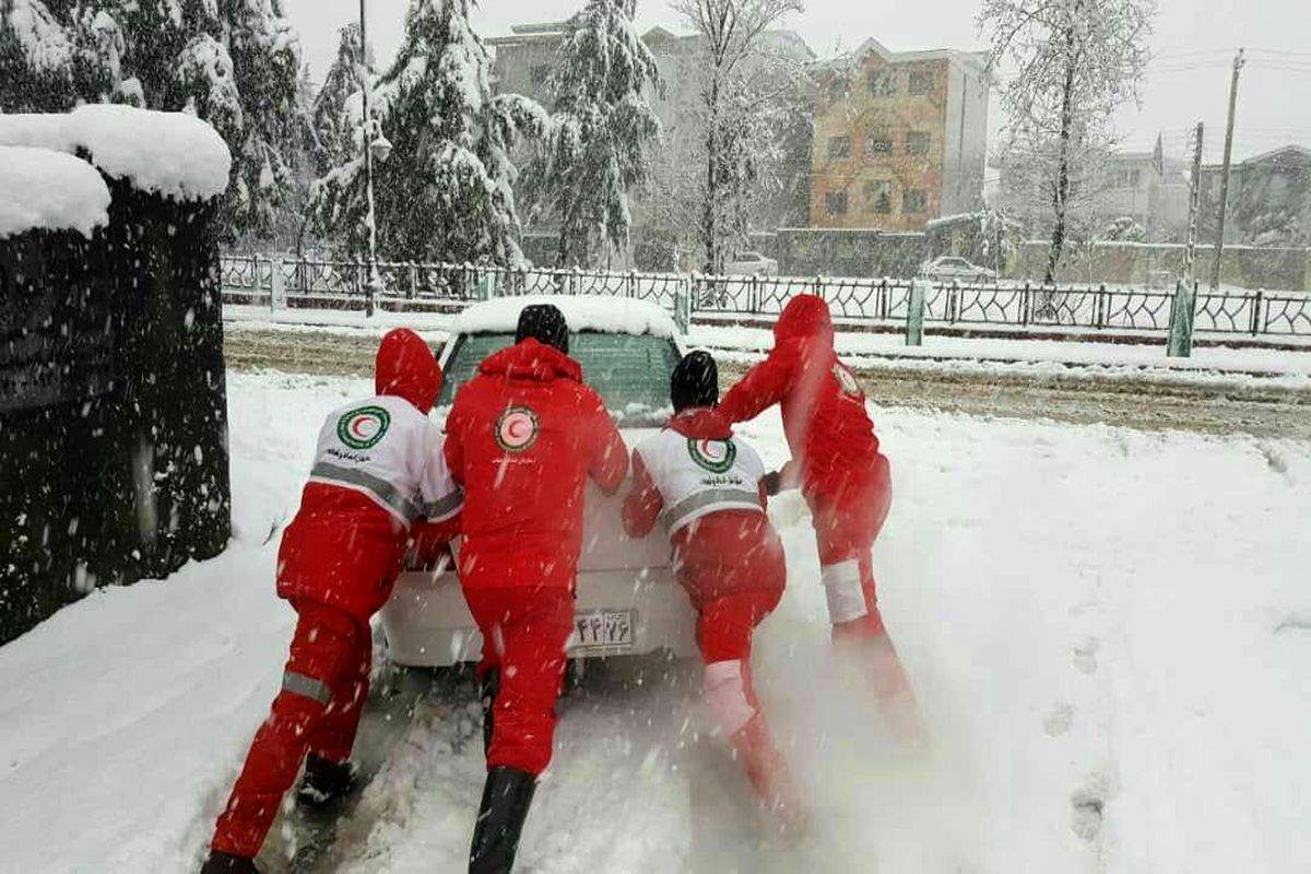 امدادرسانی به ۲۵۰۰ نفر از مسافرین در راه مانده در پی بارش برف سنگین /فعالیت ۱۶ شعبه و ۲۵ پایگاه و پست امداد و نجات جمعیت هلال احمر گیلان