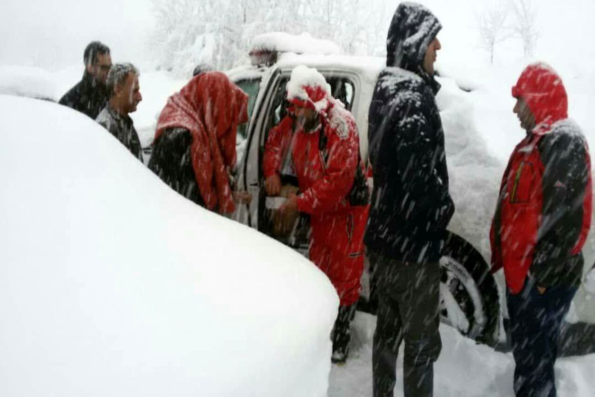 امدادرسانی به ۵۷۹۱ نفر از مسافرین در راه مانده در پی بارش برف سنگین/توزیع اقلام و بسته های اضطراری غذایی از سوی جمعیت هلال احمر استان گیلان